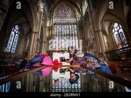 En prévision de la Journée internationale de la femme, Issy Sanderson, Présidente du Rotary Club de York Ainsty, contribue à faire de l'YORKITS (kits d'hygiène féminine pour les filles et les femmes vivant dans des communautés éloignées des pays en développement économique), lors d'un atelier à York Minster. Banque D'Images