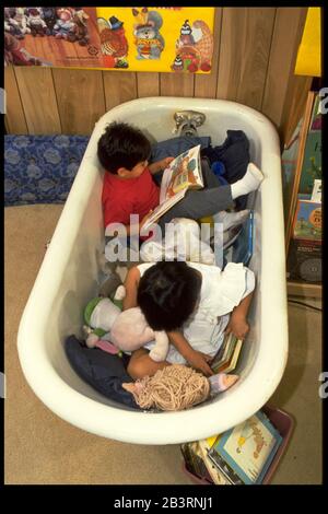 Austin Texas USA, vers 1988: Les élèves d'avant-école s'assoient dans la baignoire utilisée pour des activités tranquilles en classe ©Bob Daemmrich Banque D'Images