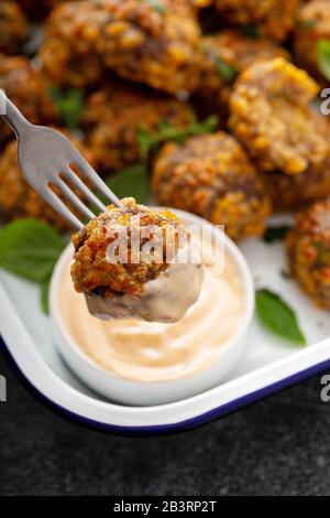 Boulettes de Sauasage avec fromage et sauce trempée Banque D'Images