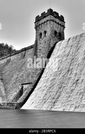 Derwent Dam Wall, débordement d'eau, vallée du derwent supérieur, district de pointe du Derbyshire, Angleterre, Royaume-Uni Banque D'Images