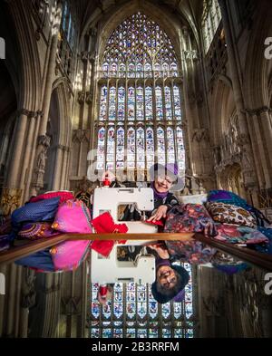 En prévision de la Journée internationale de la femme, Issy Sanderson, Présidente du Rotary Club de York Ainsty, contribue à faire de l'YORKITS (kits d'hygiène féminine pour les filles et les femmes vivant dans des communautés éloignées des pays en développement économique), lors d'un atelier à York Minster. Banque D'Images