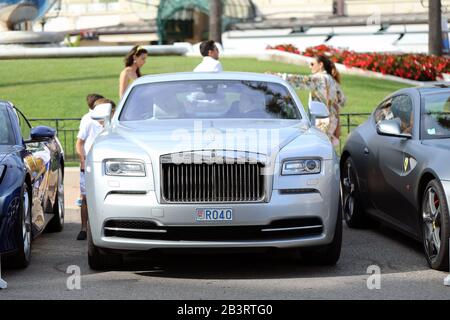 Monte-Carlo, Monaco - 20 Juin 2019 : Luxueux Rolls-Royce Stationné Sur La Place Du Casino À Monte-Carlo, Monaco. Vue De Face Rapprochée Banque D'Images