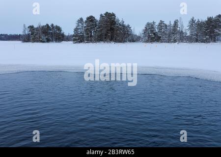 Videz la zone de baignade sur glace en Finlande le jour de l'hiver Banque D'Images