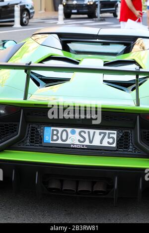 Monte-Carlo, Monaco - 20 Juin 2019 : Vert Lamborghini Aventador Lp 750-4 Sv Coupé, Magnifique Supercar Stationné Devant L'Hôtel De Paris Monte-Car Banque D'Images