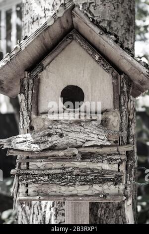 Cabane en bois brun accroché dans les arbres. Fond Blured Banque D'Images