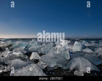 Gros morceaux de glace du glacier à la plage de diamants en Islande Banque D'Images