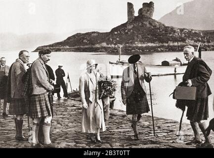 Le duc et la duchesse de York débarquant à Skye depuis le yacht, Golden Hind, 1933. En arrière-plan à Kyleakin, les ruines du château de Maoil. Prince Albert, duc de York, futur George VI, 1895 – 1952. Roi du Royaume-Uni et dominions du Commonwealth britannique. Duchesse De York, Future Reine Elizabeth, La Reine Mère. Elizabeth Angela Marguerite Bowes-Lyon, 1900 – 2002. Épouse du roi George VI et mère de la reine Elizabeth II Du Livre Souvenir Du Couronnement, Publié En 1937. Banque D'Images