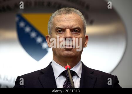 Sarajevo, Bosnie-Herzégovine. 5 mars 2020. Fahrudin Radoncic, Ministre de la sécurité de la Bosnie-Herzégovine (Bosnie-Herzégovine), répond aux questions de la presse après une réunion du Conseil des ministres de la Bosnie-Herzégovine sur le premier cas confirmé de coronavirus nouveau à Sarajevo, Bosnie-Herzégovine, le 5 mars 2020. Le premier cas de nouvelle maladie du coronavirus a été confirmé dans la région de la Republika Srpska (RS), l'une des deux entités de Bosnie-Herzégovine (Bosnie-Herzégovine), a déclaré jeudi le Ministère de la Santé de la RS. Crédit: Nedim Grabovica/Xinhua/Alay Live News Banque D'Images