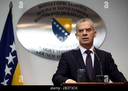 Sarajevo, Bosnie-Herzégovine. 5 mars 2020. Fahrudin Radoncic, Ministre de la sécurité de la Bosnie-Herzégovine (Bosnie-Herzégovine), répond aux questions de la presse après une réunion du Conseil des ministres de la Bosnie-Herzégovine sur le premier cas confirmé de coronavirus nouveau à Sarajevo, Bosnie-Herzégovine, le 5 mars 2020. Le premier cas de nouvelle maladie du coronavirus a été confirmé dans la région de la Republika Srpska (RS), l'une des deux entités de Bosnie-Herzégovine (Bosnie-Herzégovine), a déclaré jeudi le Ministère de la Santé de la RS. Crédit: Nedim Grabovica/Xinhua/Alay Live News Banque D'Images