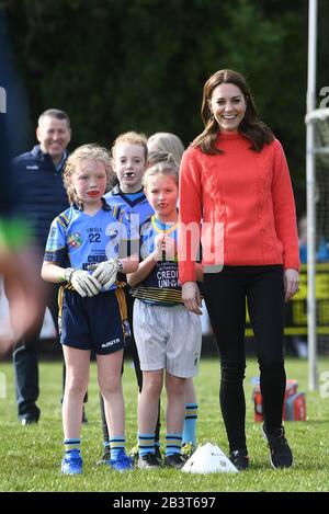 La duchesse de Cambridge tente sa main au Gaelic Football dans le cadre de sa visite au Salthill Knocknacarra GAA Club à Galway le troisième jour de sa visite en République d'Irlande. Photo PA. Date De L'Image: Jeudi 5 Mars 2020. Voir l'histoire de PA ROYAL Cambridge. Crédit photo devrait lire: Facundo Arrizabalaga/PA Fil Banque D'Images