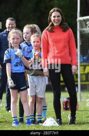 La duchesse de Cambridge tente sa main au Gaelic Football dans le cadre de sa visite au Salthill Knocknacarra GAA Club à Galway le troisième jour de sa visite en République d'Irlande. Photo PA. Date De L'Image: Jeudi 5 Mars 2020. Voir l'histoire de PA ROYAL Cambridge. Crédit photo devrait lire: Facundo Arrizabalaga/PA Fil Banque D'Images