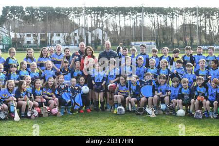 Le duc et la duchesse de Cambridge pose pour une photo de groupe lors d'une visite au Salthill Knocknacarra GAA Club à Galway, où ils apprendront plus sur les sports traditionnels pendant le troisième jour de leur visite en République d'Irlande. Photo PA. Date De L'Image: Jeudi 5 Mars 2020. Voir l'histoire de PA ROYAL Cambridge. Crédit photo devrait lire: Facundo Arrizabalaga/PA Fil Banque D'Images