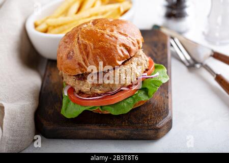 Hamburger végétalien à base de plantes avec tomates et laitue servies avec des frites Banque D'Images