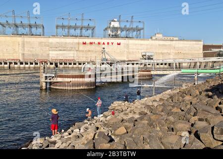 Barrage et écluse McNary, centrale électrique, échelle de pêche, pêcheurs, gorge de la rivière Columbia. Banque D'Images