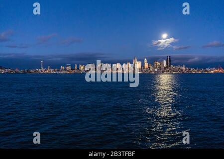 Une pleine lune lumineuse brille sur la ville de Seattle. Banque D'Images