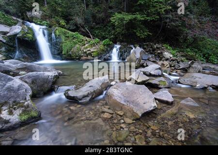 Chute d'eau Kameneckiy dans les montagnes de Carpates et le parc national Skole Beskids, Ukraine Banque D'Images