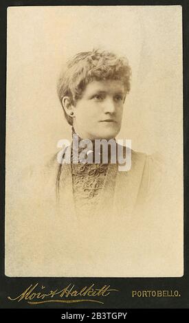 Portrait d'un jeune homme ou d'une jeune femme victorienne ou édouardienne dans un ancien studio de photographie. Banque D'Images