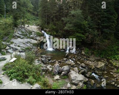 Chute d'eau Kameneckiy dans les montagnes de Carpates et le parc national Skole Beskids, Ukraine Banque D'Images