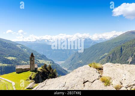 Église De San Romerio (1106) - Vallée De Poschiavo - Canton De Graubnden - Suisse Banque D'Images