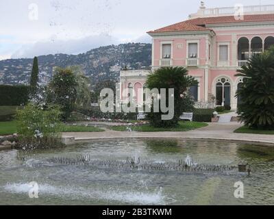 Vue extérieure de la Villa Ephrussi de Rothschild située dans de magnifiques jardins, avec des parterres de fleurs, des étangs, des fontaines, des pelouses et des chambres de jardin; Cap Ferrat Banque D'Images