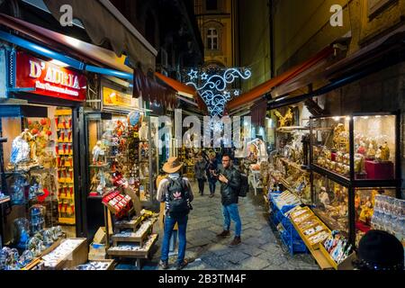 Via San Gregorio Armeno, rue Chrismas, centro storico, Naples, Italie Banque D'Images