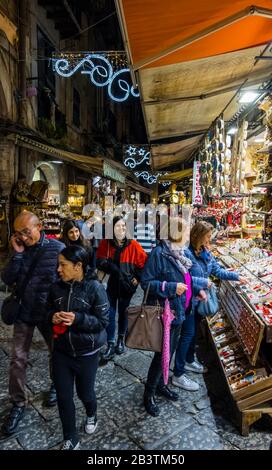 Via San Gregorio Armeno, rue Chrismas, centro storico, Naples, Italie Banque D'Images