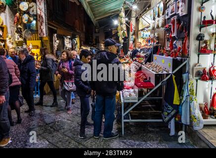 Via San Gregorio Armeno, rue Chrismas, centro storico, Naples, Italie Banque D'Images