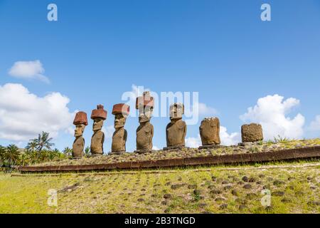 AHU Nao-Nao avec sa rangée de moai restauré debout, certains avec des noeuds de dessus (pukao), sur la plage d'Anakena sur la côte nord de l'île de Pâques (Rapa Nui), Chili Banque D'Images