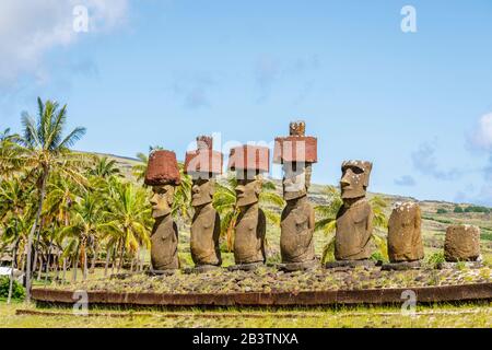 AHU Nao-Nao avec sa rangée de moai restauré debout, certains avec des noeuds de dessus (pukao), sur la plage d'Anakena sur la côte nord de l'île de Pâques (Rapa Nui), Chili Banque D'Images