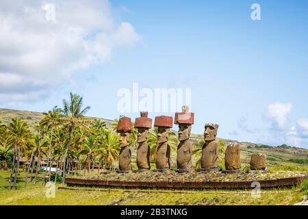 AHU Nao-Nao avec sa rangée de moai restauré debout, certains avec des noeuds de dessus (pukao), sur la plage d'Anakena sur la côte nord de l'île de Pâques (Rapa Nui), Chili Banque D'Images