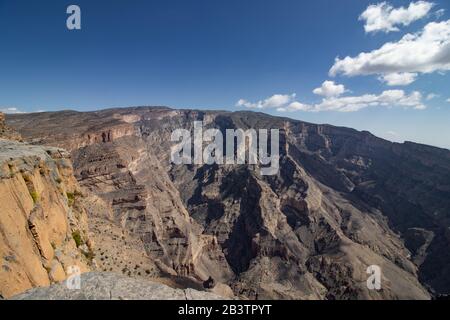 Belle vue le long de la falaise de Jabal Shams près de Nizwa en Oman Banque D'Images