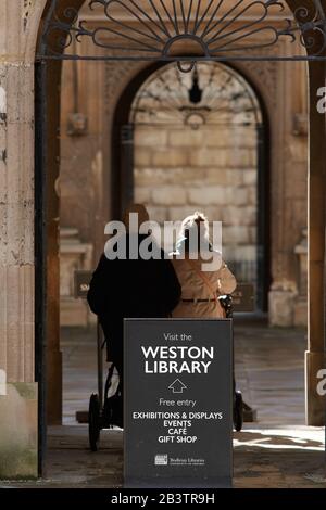 Signe pour la bibliothèque Weston de la bibliothèque Bodleian à l'université d'Oxford, en Angleterre. Banque D'Images