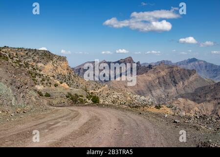 Route de gravier le long de la falaise de Jabal Shams près de Nizwa en Oman Banque D'Images