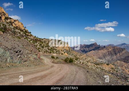 Route de gravier le long de la falaise de Jabal Shams près de Nizwa en Oman Banque D'Images