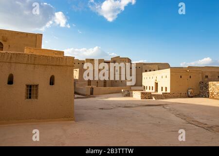 À l'intérieur du site historique de l'UNESCO, le château de Bahla, près de Nizwa, en Oman Banque D'Images