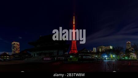 Une photo panoramique de la Tour de Tokyo vue du Temple Zojoji, la nuit. Banque D'Images