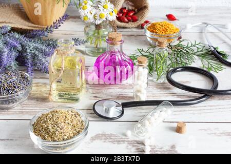 Variété d'herbes et de mélanges de plantes comme concept de médecine alternative sur fond de table en bois. Traitement de l'homéopathie. Banque D'Images