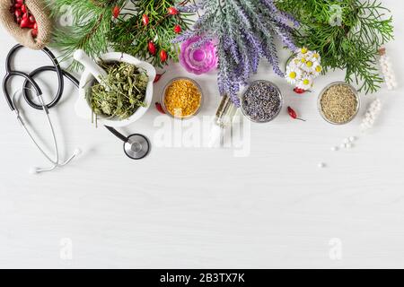 Variété d'herbes et de mélanges de plantes comme concept de médecine alternative sur table en bois vue de dessus. Traitement de l'homéopathie. Banque D'Images