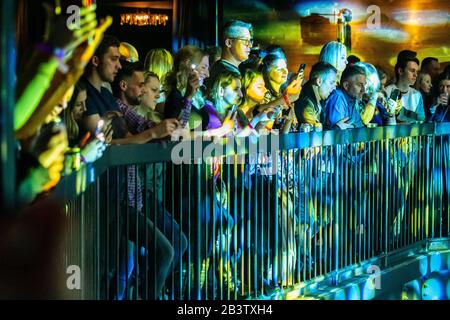 Rosemont, Illinois, États-Unis - 29 février 2020: Le public de Kamil Bednarek lors de son concert à Rosemont, il. Banque D'Images