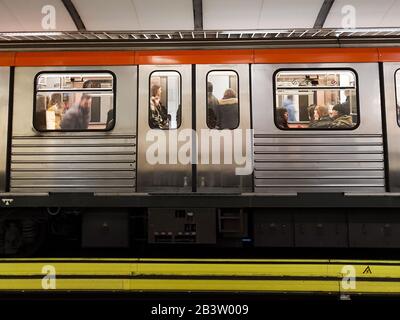 Passagers en train à la station de métro Athènes Banque D'Images