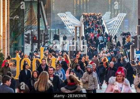 Millennium Bridge London - Les Touristes et les voyageurs traversent le Millennium Bridge depuis la Tate Modern Gallery Banque D'Images