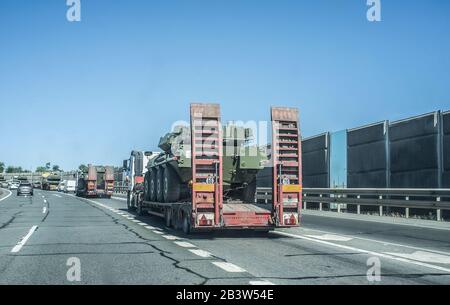 Séville; Espagne - 31 mai 2019: Camion extra-robuste transportant un char à roues de l'armée espagnole. Convoi routier avec des véhicules militaires partie pour les forces armées jour e Banque D'Images