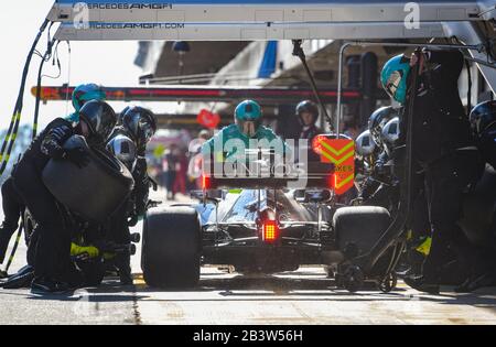 Circuit de Barcelone-Catalunya à Montmelo Espagne 20.2.2020, tests pré-saison de Formule 1, équipage de fosse et Valteri Bottas (fin), Mercedes AMG Petronas, pendant l'arrêt de fosse Banque D'Images