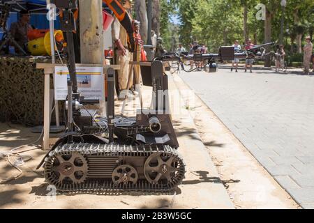 Séville; Espagne - 31 Mai 2019 : Robot Militaire Traqué De Talon. Exposition d'équipement à l'occasion de la journée des forces armées Banque D'Images