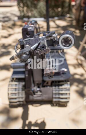 Séville ; Espagne - 31 mai 2019 : robot militaire sur chenilles talon, détail pinces. Exposition d'équipement à l'occasion de la journée des forces armées Banque D'Images