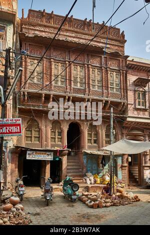 Haveli typique dans les rues de Bikaner, Rajasthan, Inde Typisches Haveli dans den Strassen von Bikaner, Rajasthan, Indien Banque D'Images