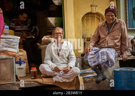 Portrait de deux hommes indiens devant un magasin, Bikaner, Rajasthan, Inde Banque D'Images