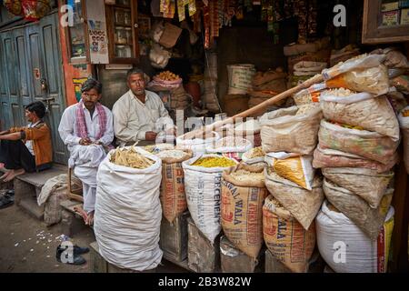 Deux hommes et sacs avec de la nourriture dans un magasin de Bikaner, Rajasthan, Inde Banque D'Images