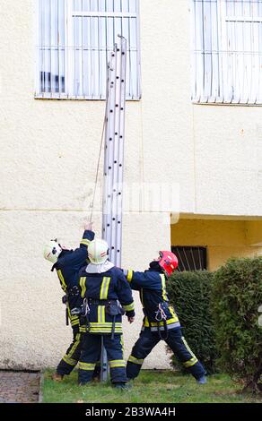 pompiers avec une grande échelle pendant un sauvetage Banque D'Images