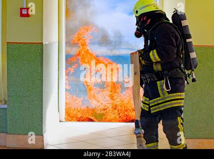 pompier portant un pompier pour la sécurité en situation de danger à combattre avec la flamme dans une situation d'urgence, la formation de pompier Banque D'Images